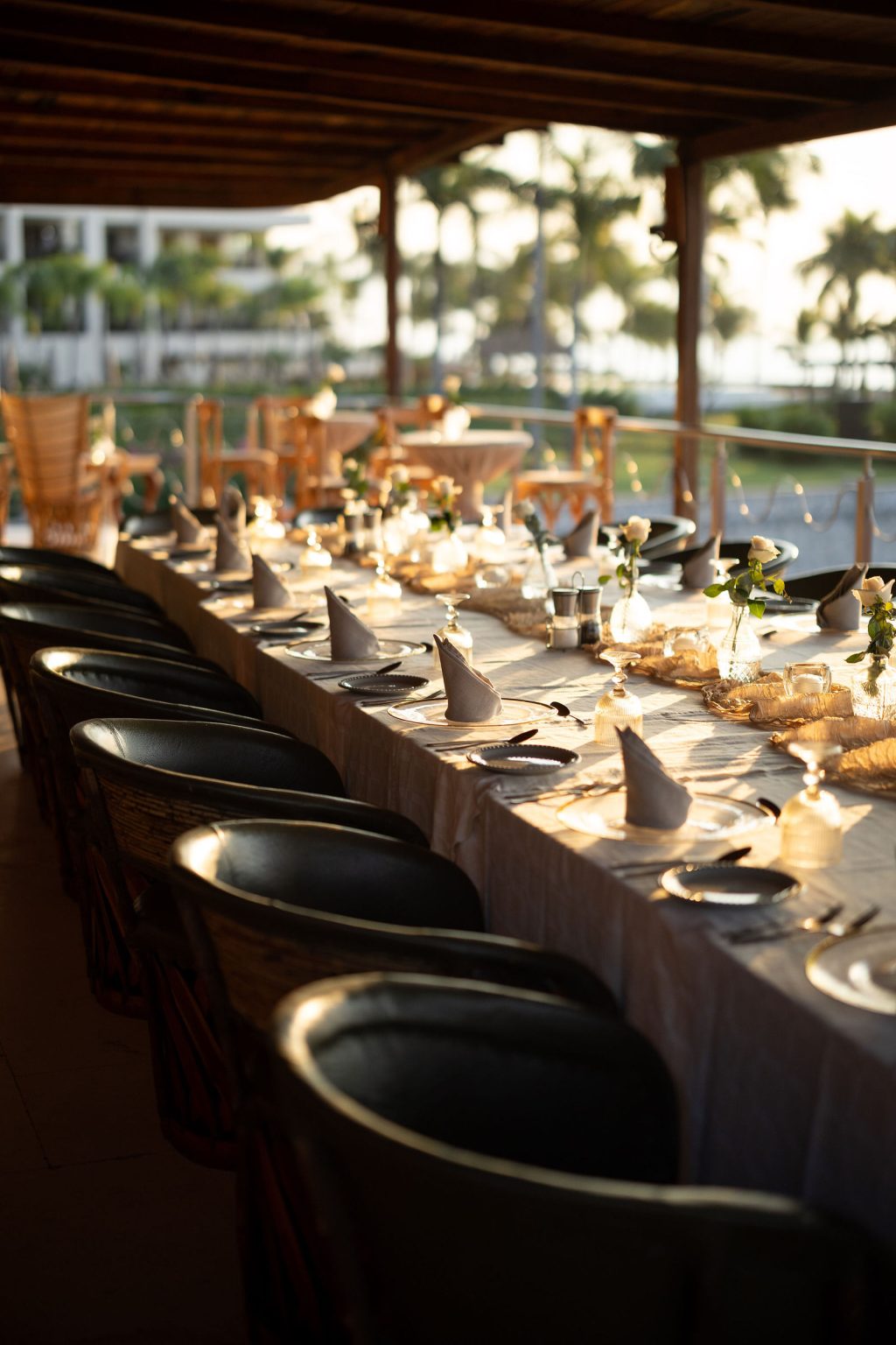 Mesa larga para cena junto al río de noche en Oscar's Puerto Vallarta
